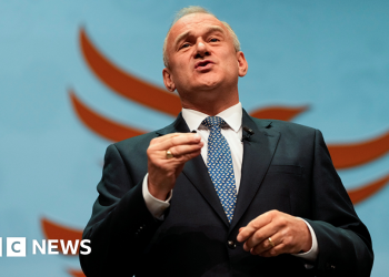 Detendremos Farage convirtiendo el Reino Unido en la América de Trump, dice Ed Davey