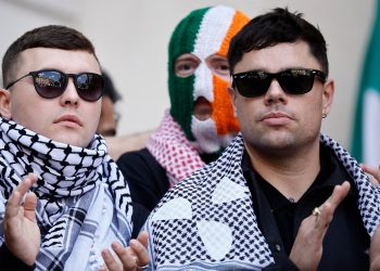 La banda irlandesa Kneecap dice que la prohibición de Canadá tiene como objetivo 'silenciar la oposición al genocidio' | Noticias de conflicto de Israel-Palestina
