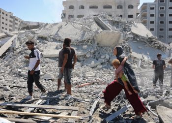 Israel mata a docenas en Gaza mientras Amnistía advierte sobre el desplazamiento 'ilegal' | Noticias de conflicto de Israel-Palestina