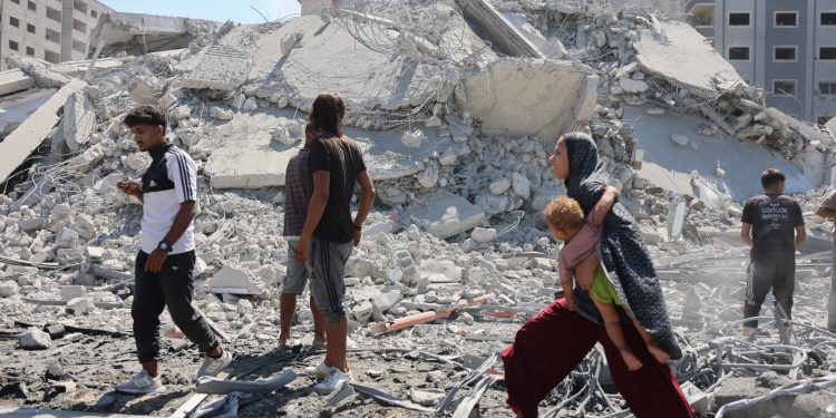 Israel mata a docenas en Gaza mientras Amnistía advierte sobre el desplazamiento 'ilegal' | Noticias de conflicto de Israel-Palestina