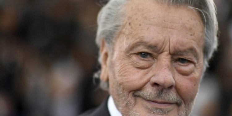 Hijo menor de alain delon busca anular el testamento de su padre