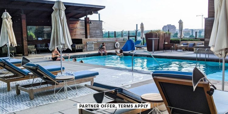 Las mejores tarjetas de crédito del hotel con tarifas anuales por debajo de $ 100