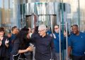 Los ejecutivos de Apple celebran el iPhone 17, el aire de iPhone y más en la tienda Fifth Avenue