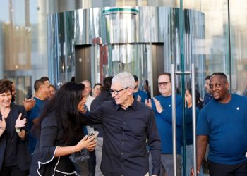 Los ejecutivos de Apple celebran el iPhone 17, el aire de iPhone y más en la tienda Fifth Avenue
