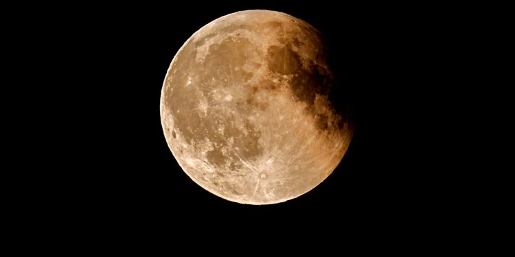 En la foto: Total 'Blood Moon' Eclipse lunar en el Reino Unido