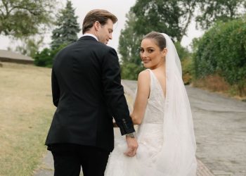 Singer Banks llevaba un vestido de encaje «sexy y romántico» Vivienne Westwood para casarse con la estrella de lacrosse Drew Snider