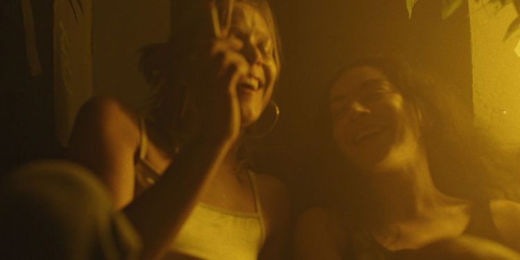 «Erupcja» comienza la carrera como actor de Charli XCX en una nota alta