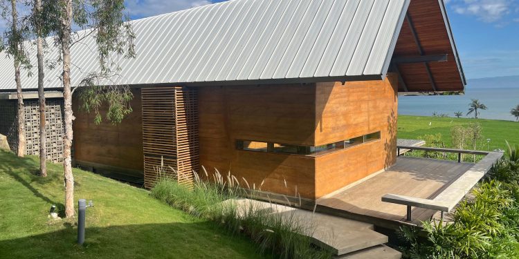 Omah Tanah House / Budi Pradono Architects