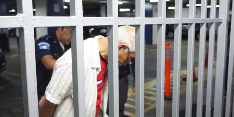 Juez Dicta Artoso Domiciliario y Liga A Proceso A Señalado de Agresión A Motorista Que Quedó Grabada en Zona 9