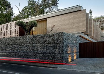 La casa CL de Artequitectos combina paredes de gabión con una fachada de travertino en Portugal