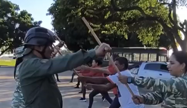 Fragilidad del Gobierno y atrenamiento militar