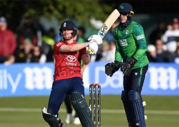 La doncella de Cox's Fifty Seals Inglaterra victoria de Six-Wicket, y serie