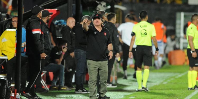 ÓScar 'Macho' Ramírez: 'No es Culpa Mía que Paté Metiera Nueve Atrás'