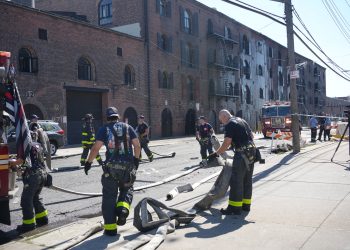 Fire lágrimas a través del icónico edificio de artistas en Brooklyn