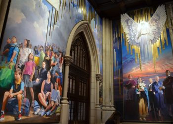 Mural en expansión en apoyo de inmigrantes presentado en la Catedral de San Patricio