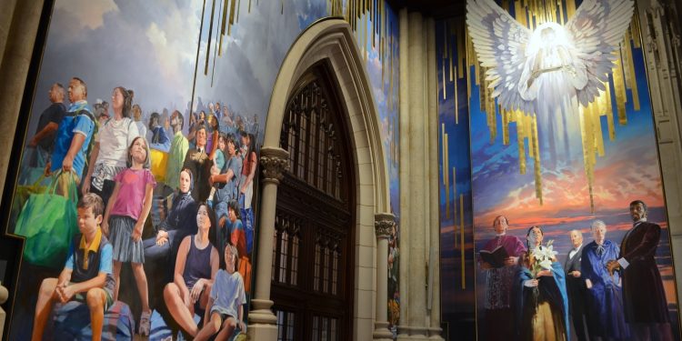 Mural en expansión en apoyo de inmigrantes presentado en la Catedral de San Patricio