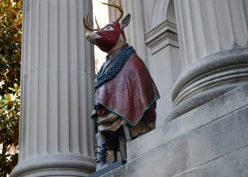 Los animales guardianes de Jeffrey Gibson gracen la fachada del Met