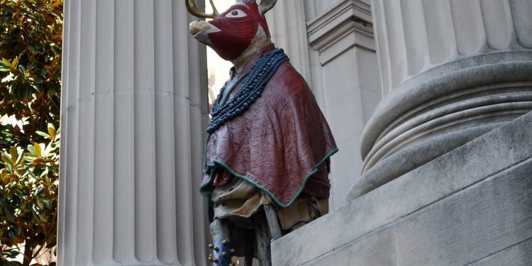 Los animales guardianes de Jeffrey Gibson gracen la fachada del Met