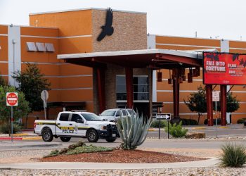 2 asesinados, 5 heridos cuando el hombre abrió fuego en el estacionamiento del casino en Texas, dicen las autoridades