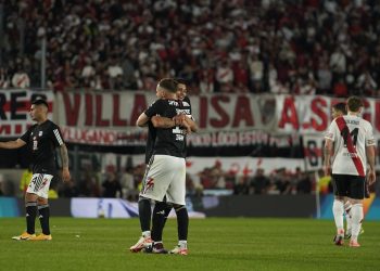 Con su histórico triunfo en el monumental, Riestra Superó un río en el histórico :: olé