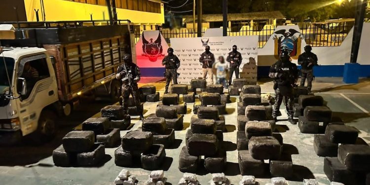 UNA TONELADA DE MARIHUANA ERA TRASLADADA EN CAMION EN ESMERALDAS: Director Fingía Actividades de Reciclaje | Seguridad | Noticias