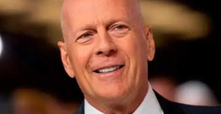Bruce Willis Reparece Sonriente en una Foto familiar, Pese un problema de salud