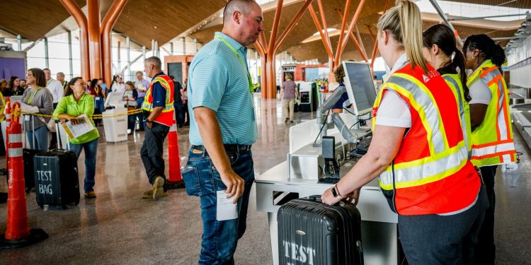 ¿Por qué los aeropuertos invitan a los pasajeros falsos a probar nuevas terminales?
