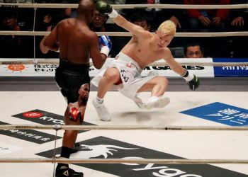 Kickboxer noqueado dentro de una ronda de Floyd Mayweather Lands Boxing World Title Shot