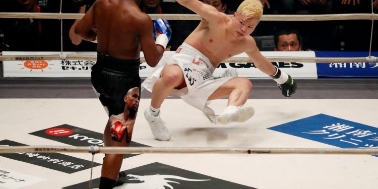 Kickboxer noqueado dentro de una ronda de Floyd Mayweather Lands Boxing World Title Shot