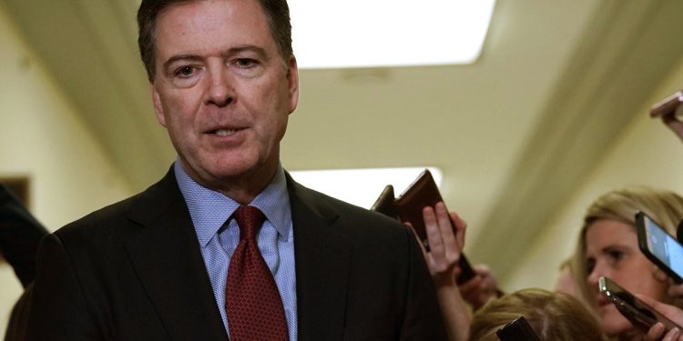 El ex director del FBI y crítico de Trump, James Comey, acusado de dos cargos