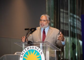 El líder de Smithsonian se reúne con Trump mientras el museo calla en silencio la galería de arte latinoamericano