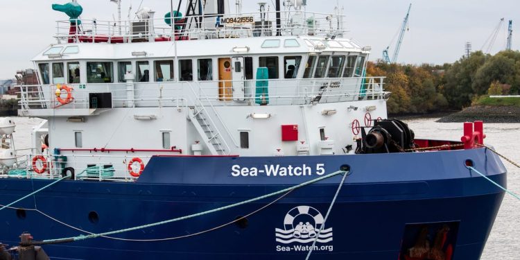 La milicia libia dispara en el barco de rescate migrante de observación del mar, escalando tensiones de la UE-Político