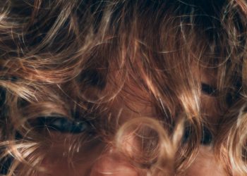 ¿Tu matcha latte está haciendo que tu cabello se caiga?