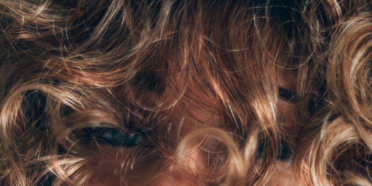 ¿Tu matcha latte está haciendo que tu cabello se caiga?