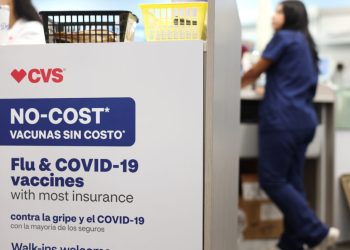 ¿Quién puede obtener una vacuna Covid, y cómo? Es complicado.