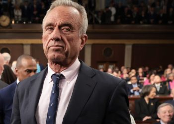 Los CDC de RFK Jr. pueden limitar los disparos covid a 75 y más, afirmar que mataron a los niños