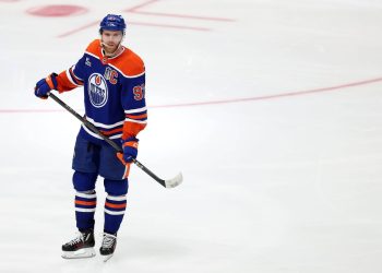 Lo que estoy escuchando sobre Connor McDavid y los Oilers, ya que está listo para ingresar al campamento sin una extensión