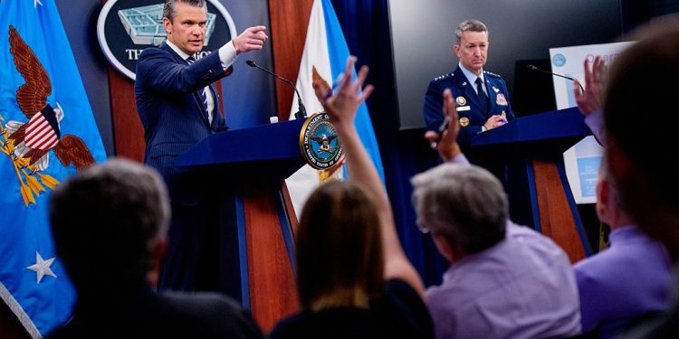 Pentágono acusado de 'intimidación' con restricciones de medios