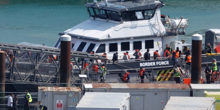 Primer migrante deportado a Francia en el acuerdo único de Starmer One-Out