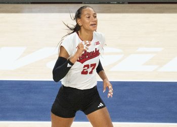 Cómo el voleibol de Nebraska está adoptando la alegría en medio del peso de las expectativas de campeonato o caída