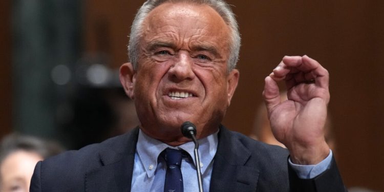 RFK Jr. dice que los disparos covid todavía están disponibles para todos, ya que los pacientes con cáncer negaron el acceso