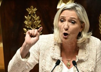 Le Pen gira el tornillo de Macron antes de las conversaciones presupuestarias de Crunch – Politico