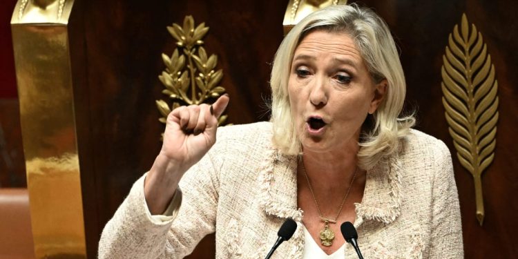 Le Pen gira el tornillo de Macron antes de las conversaciones presupuestarias de Crunch – Politico