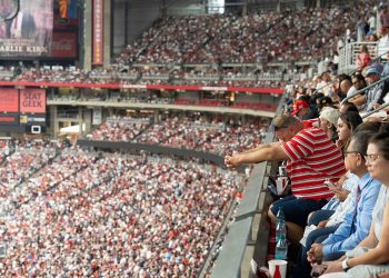 El funeral de Charlie Kirk atrae a decenas de miles en Arizona