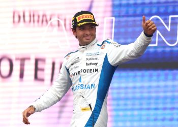 Carlos Sainz vence a Lewis Hamilton al primer podio F1 con un nuevo equipo en 2025