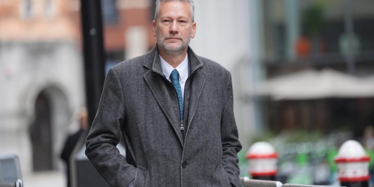 El eurodiputado del partido ex Brexit se declara culpable en el caso de soborno de Rusia-Político