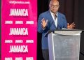 El ministro de turismo de Jamaica, Bartlett, describe los planes para una gran expansión del turismo