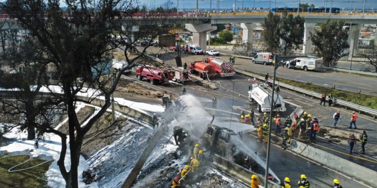 Tres Muertos y Decenas de Heridos Al Explotar Un Camión que transportaba Gas en Ciudad de México