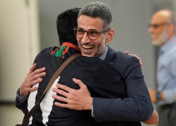 Lágrimas de alegría como inmigrante egipcio y capellán de Cincinnati es liberado de la detención