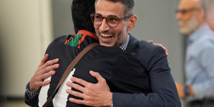 Lágrimas de alegría como inmigrante egipcio y capellán de Cincinnati es liberado de la detención